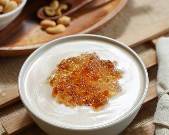Cashew Peanut Soup with Peach Resin 腰果花生露配桃膠